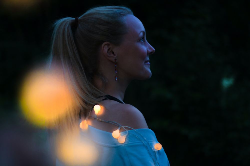 Mirka in der Nacht mit leuchtender Lichterkette.