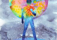 gemalter Mensch bei Nacht vor buntem Mond, der seine Hand auf seinen bunten Herzraum legt