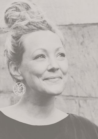 Mirka lächelt über ein schwarz-weiß Porträt