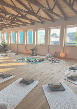 Gezeichnetes Viadukut Aachen mit Sicht auf Dachgeschoss zu Mirkas Yogahäuschen mit Logo